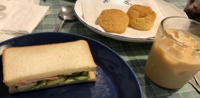 昼のサンドイッチ、スコーン、コーヒー