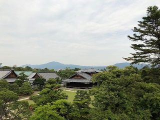 16 「天守閣跡」から比叡山をのぞむ