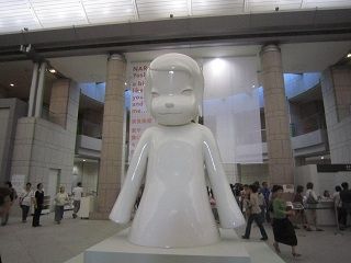 横浜美術館ロビー奈良美智展