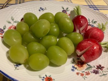 シャインマスカットとラディッシュ