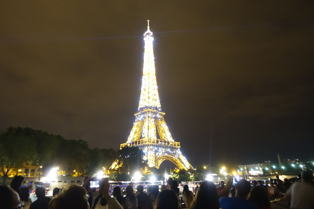 夜のセーヌ川クルーズ エッフェル塔シャンパンフラッシュが眺められるベストな時間は 紗祐美の旅行メモ ときどき一人旅 夜のセーヌ川クルーズ エッフェル塔シャンパンフラッシュが眺められるベストな時間は 紗祐美の旅行メモ ときどき一人旅