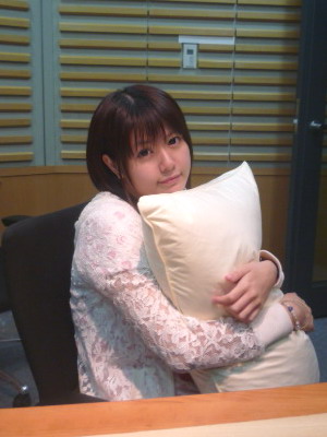 竹達彩奈が 声優 お泊りプラス に登場 枕を抱く姿が可愛い 声優四方山話 竹達彩奈が 声優 お泊りプラス に登場 枕を抱く姿が可愛い 声優四方山話