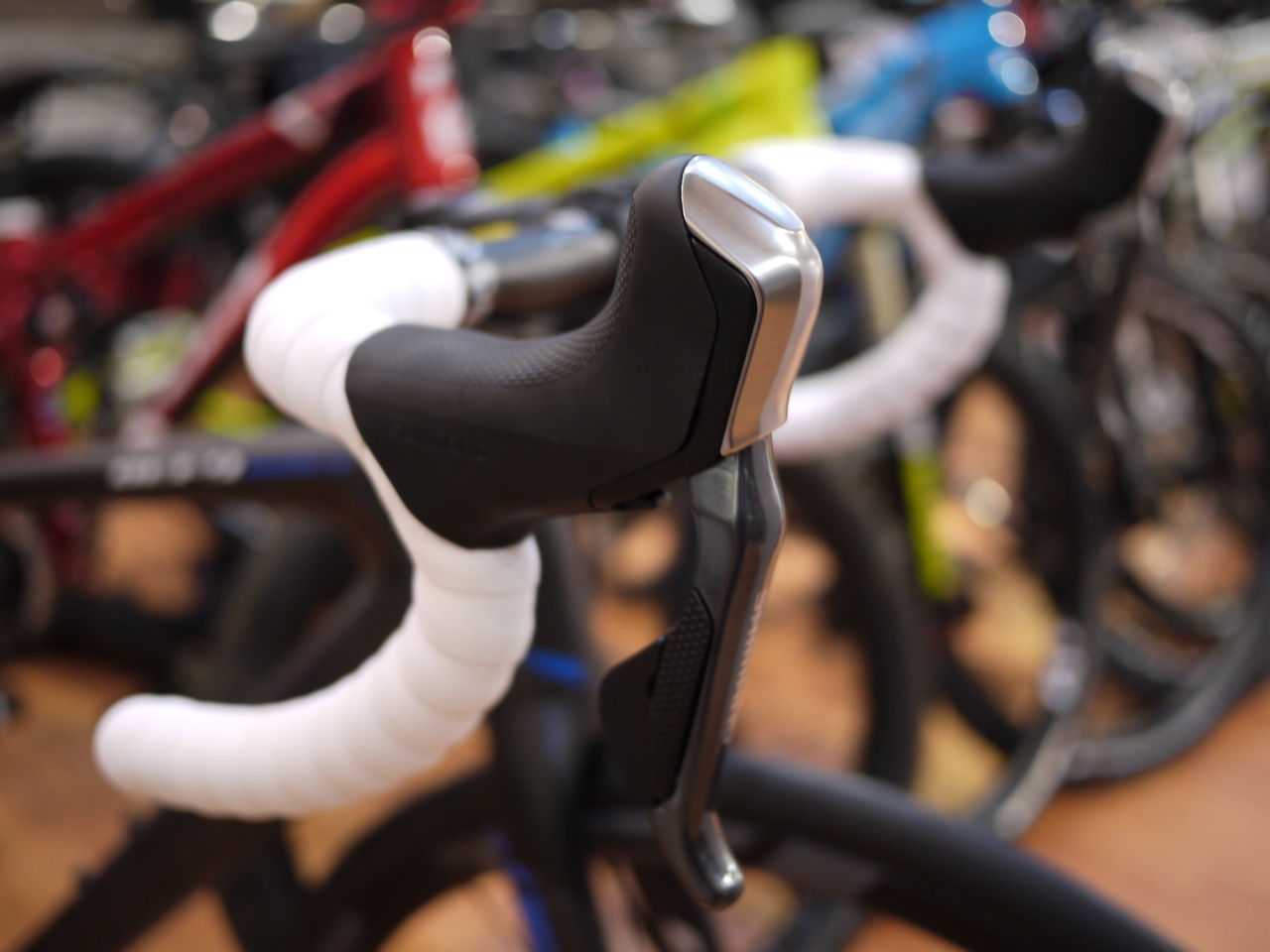 GIANTのハイスぺックディスクロードバイク DEFY ADVANCED PRO 0が入荷 