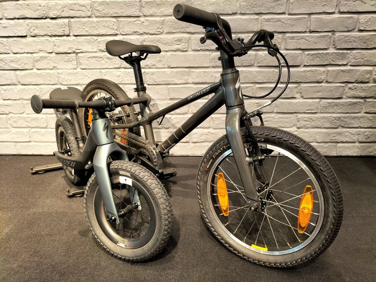 スペシャライズド　JETT16インチ JETT 16 SINGLE SPEED CSTBRY/UVLLC(16 グロスキャストベリー/UV