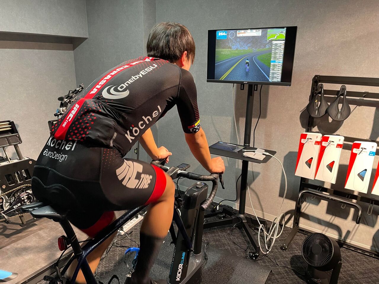 Wahoo KICKRスマートトレーナー,KICKR CLIMBで寒い冬を乗り切ろう 