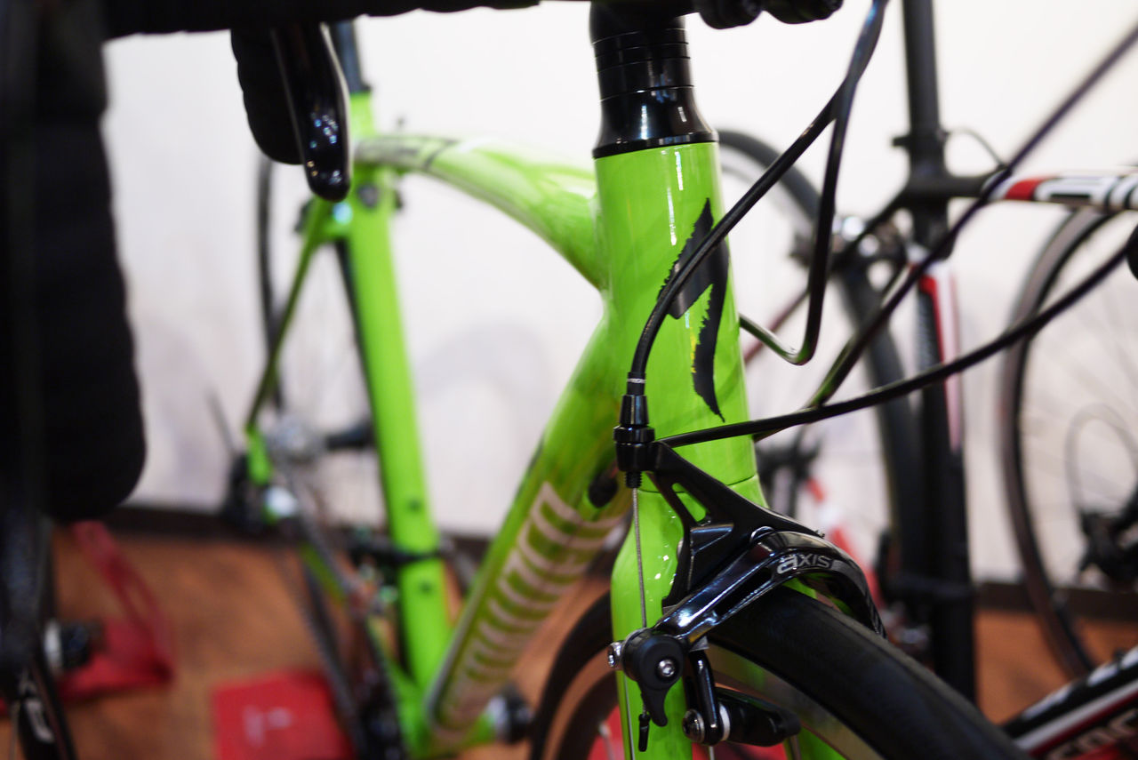 SPECIALIZEDの人気アルミロードバイクALLEZ SPORTを全色展示中です