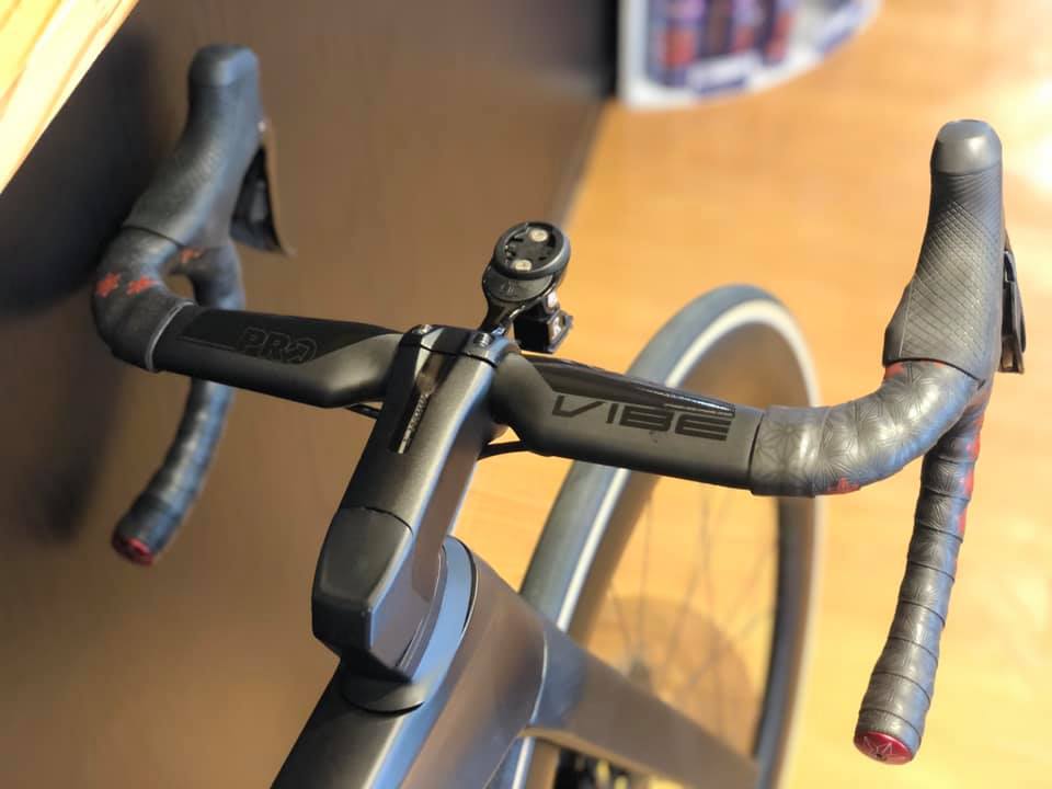 SBC 新着情報 : 必見！！膝がハンドルバーにあたるを解消、ハンドルバー交換！「SHIMANO PRO VIBE エアロコンパクト」