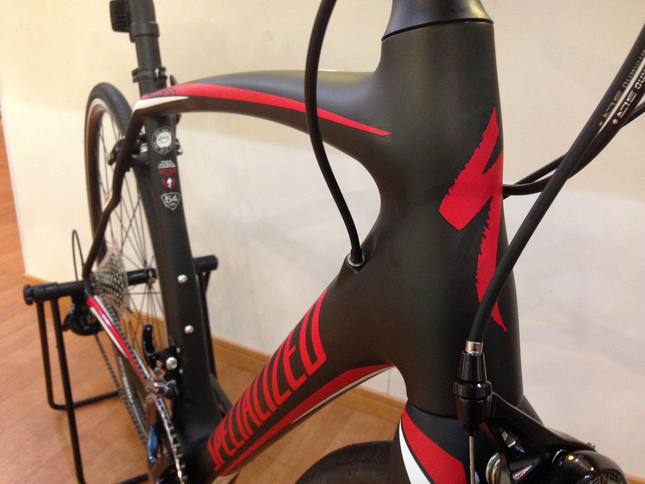 SPECIALIZEDの2016年モデル、ROUBAIX SL4 SPORTとTARMAC SPORTが SPECIALIZEDの2016年モデル、ROUBAIX SL4 SPORTとTARMAC SPORTが