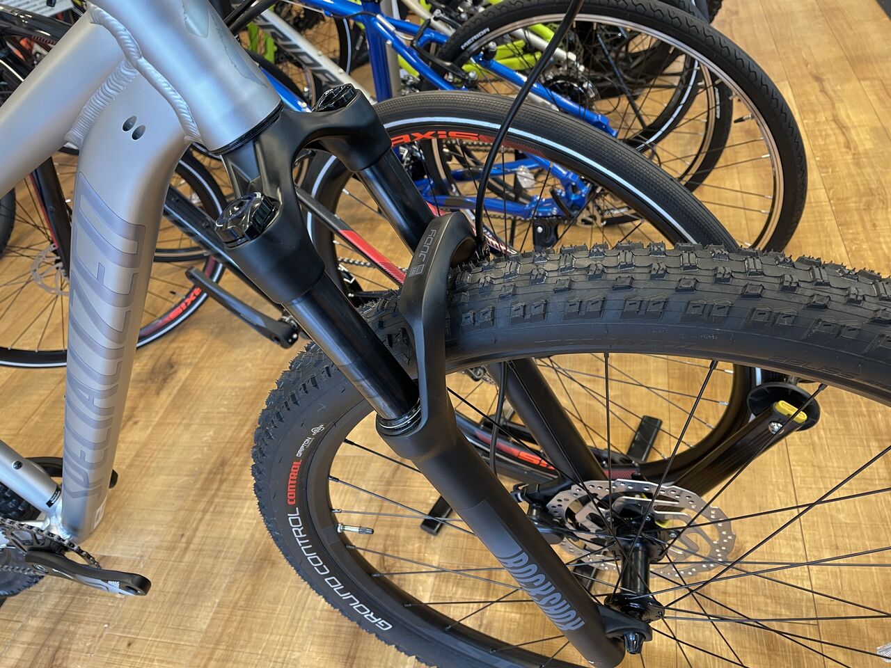 mo 29インチ mtb 完成車 ほぼ新車】MONGOOSE TYAX EXPERT 29インチ (dinosaur) 薬院大通