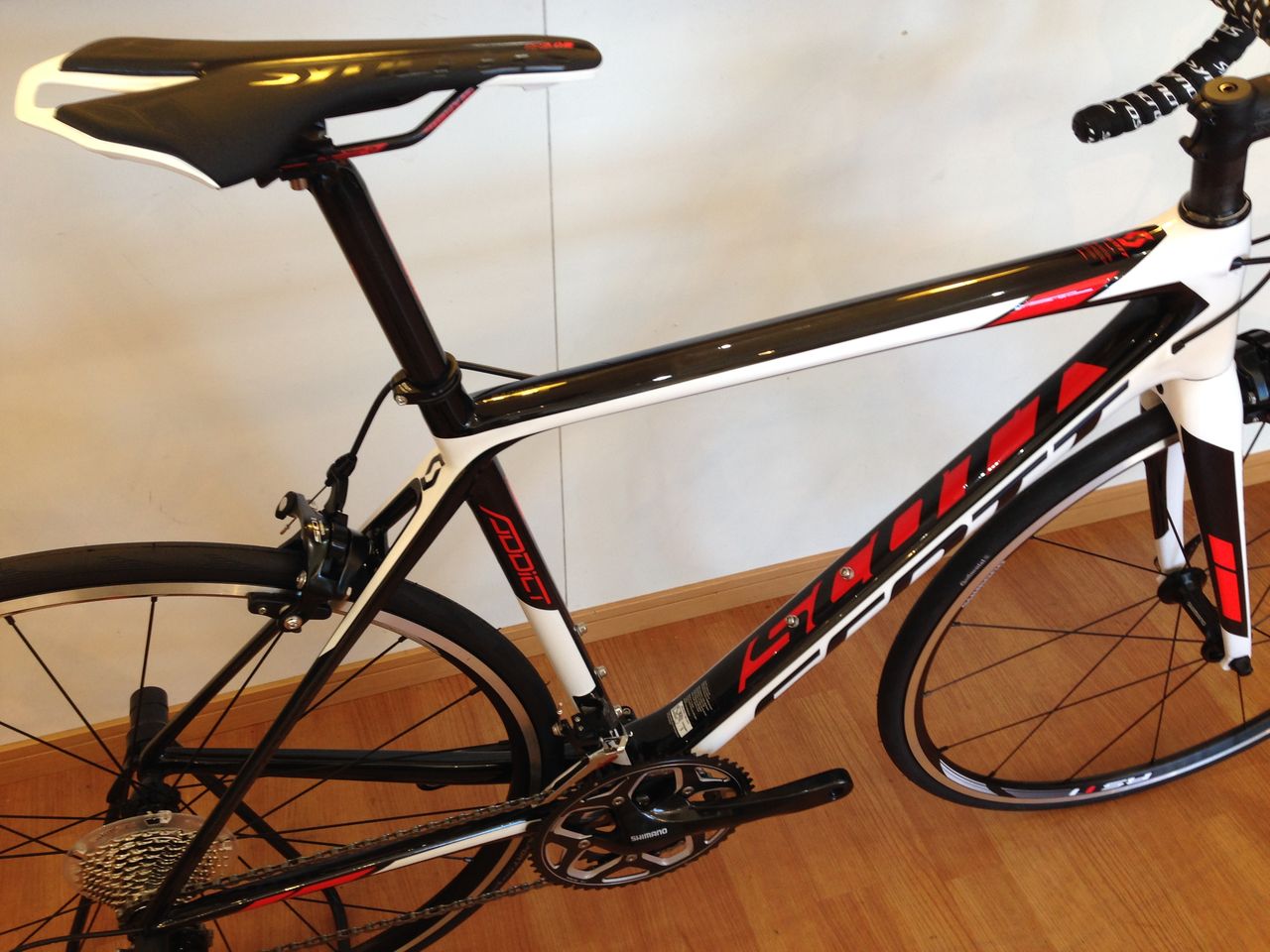 ▲SCOTT ADDICT 30 2016 ロードバイク スコット ADDICT 30 バランスに長ける名作クライミングマシンの末弟