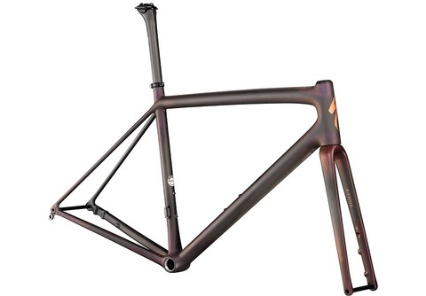 77221-05_AETHOS-SW-FRMSET-CARB-CMLNREDGLD-BNZFL_HERO