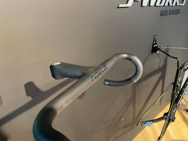 とにかく軽いステム一体型ハンドル「ALPINIST SL COCKPIT」が とにかく軽いステム一体型ハンドル「ALPINIST SL COCKPIT」が