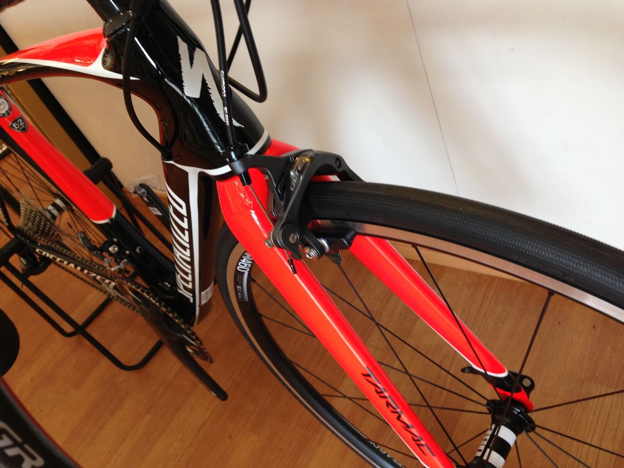 Specialized ロードバイク 黒/赤 スペシャライズドのクラックス スポーツ（黒・赤）｜買取のサイパラ