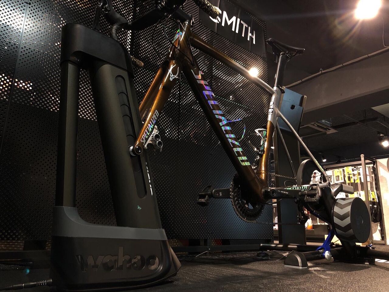 Wahoo Kickr デスク(直接引取歓迎) KICKRインドアサイクリングデスク | Wahoo Fitness Japan