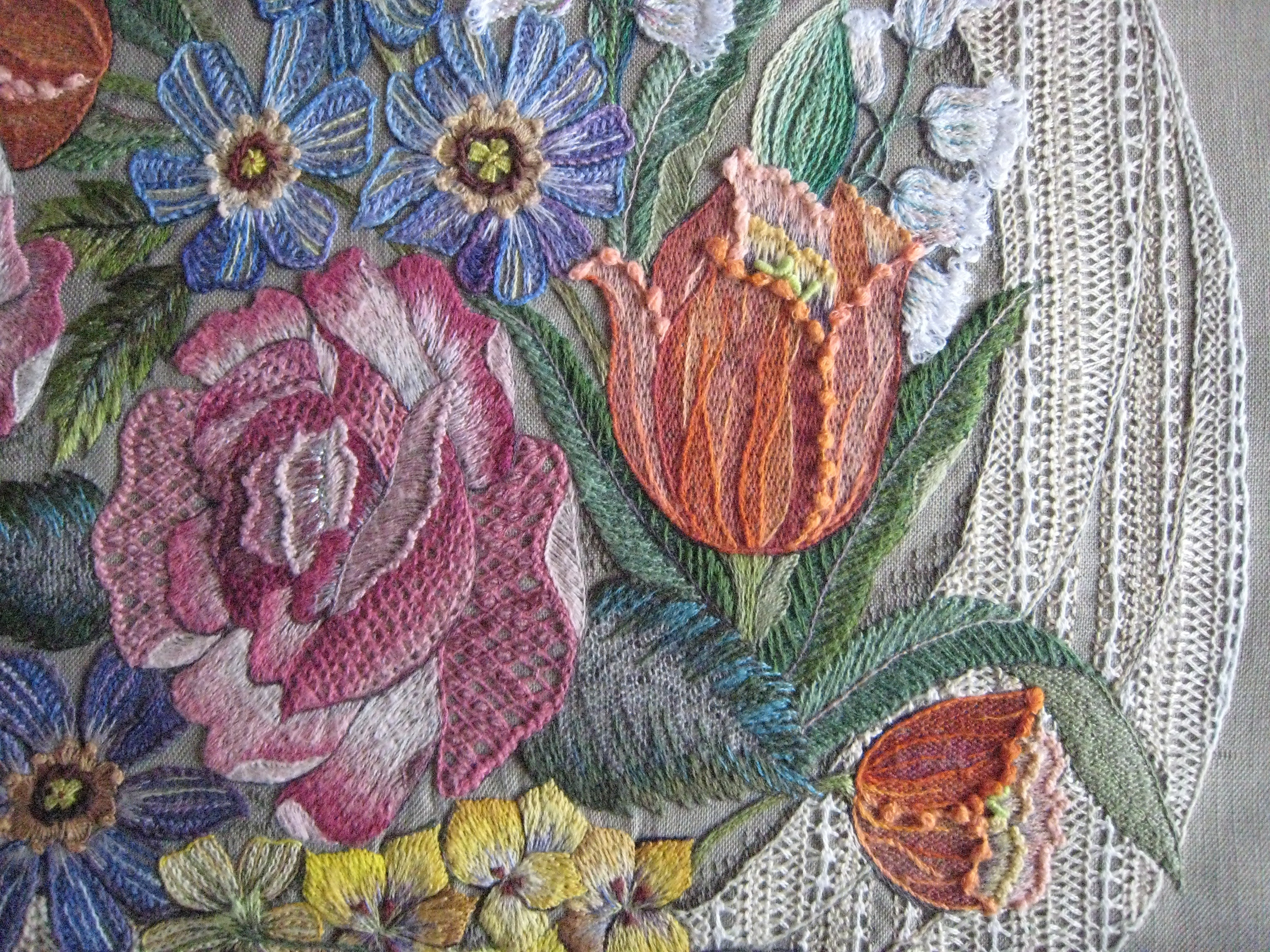 ブーケの花 チューリップ 色彩で見る刺しゅうの軌跡
