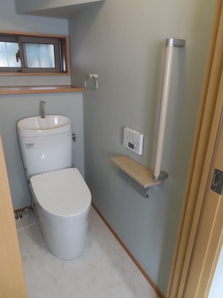 ブルーグレーの壁紙でイメージチェンジ トイレリフォーム シーン ホーム ファクトリー リフォーム日記 0