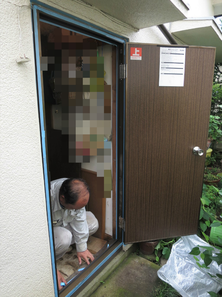 勝手口ドア交換 木製ドア アルミ製フラッシュドア シーン ホーム ファクトリー リフォーム日記 0 勝手口ドア交換 木製ドア アルミ製フラッシュドア シーン ホーム ファクトリー リフォーム日記 0