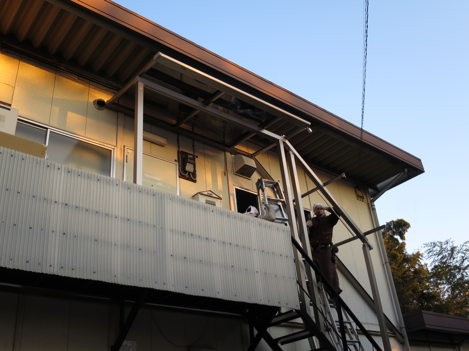 外階段に屋根の取付 シーン ホーム ファクトリー リフォーム日記 0