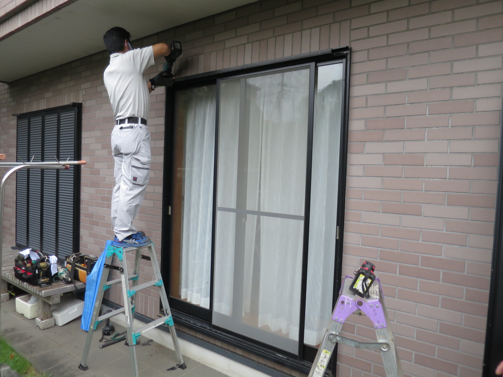 折れ戸式雨戸 から 手動シャッター へ交換 シーン ホーム ファクトリー リフォーム日記 0