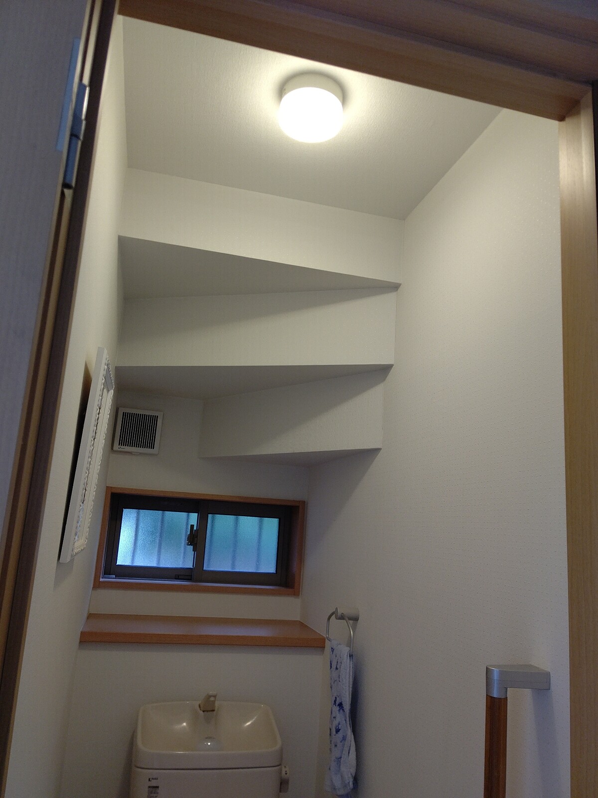 ブルーグレーの壁紙でイメージチェンジ トイレリフォーム シーン ホーム ファクトリー リフォーム日記 0