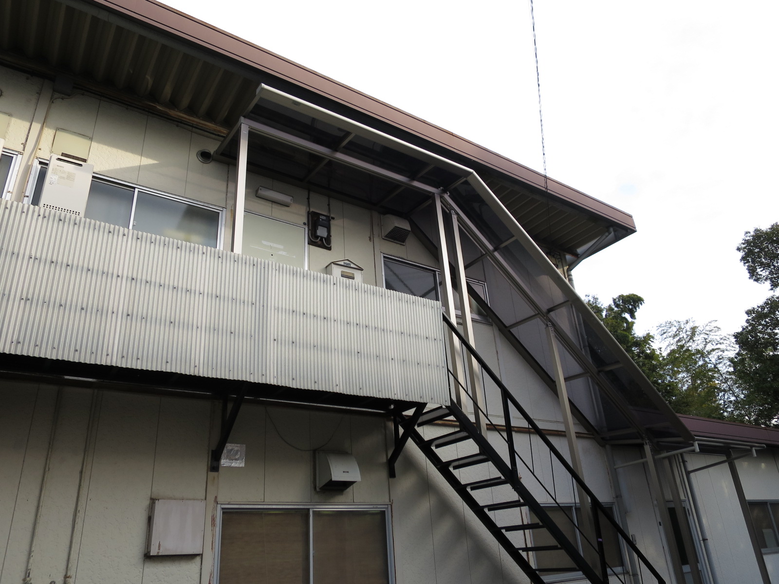 外階段に屋根の取付 シーン ホーム ファクトリー リフォーム日記 0