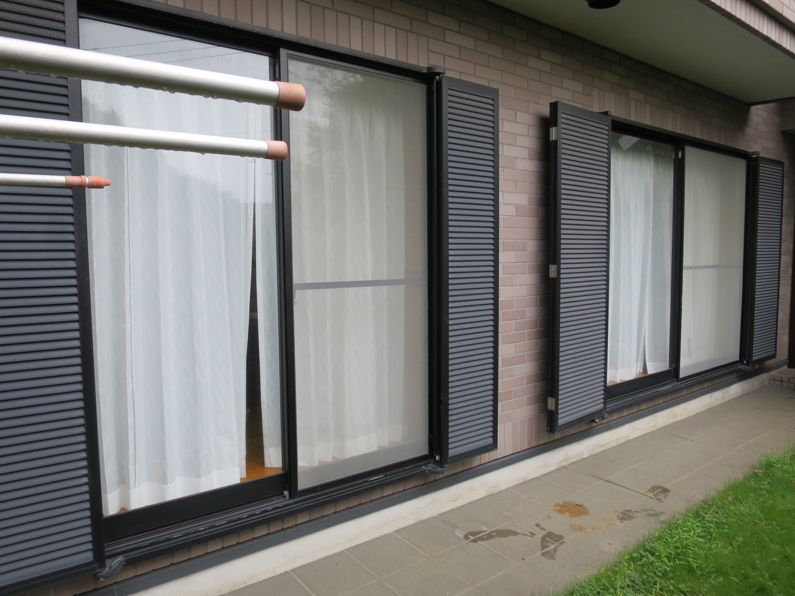 折れ戸式雨戸 から 手動シャッター へ交換 シーン ホーム ファクトリー リフォーム日記 0 折れ戸式雨戸 から 手動シャッター へ交換 シーン ホーム ファクトリー リフォーム日記 0