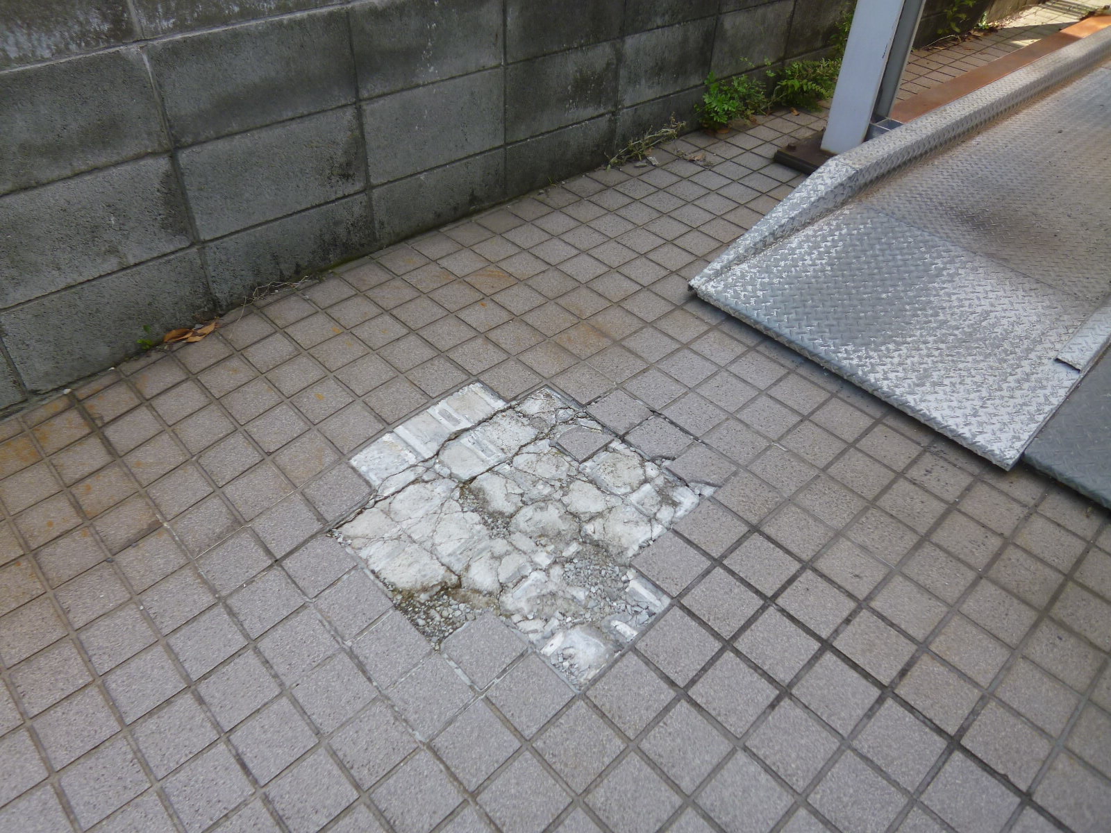 駐車場土間補修 シーン ホーム ファクトリー リフォーム日記 0