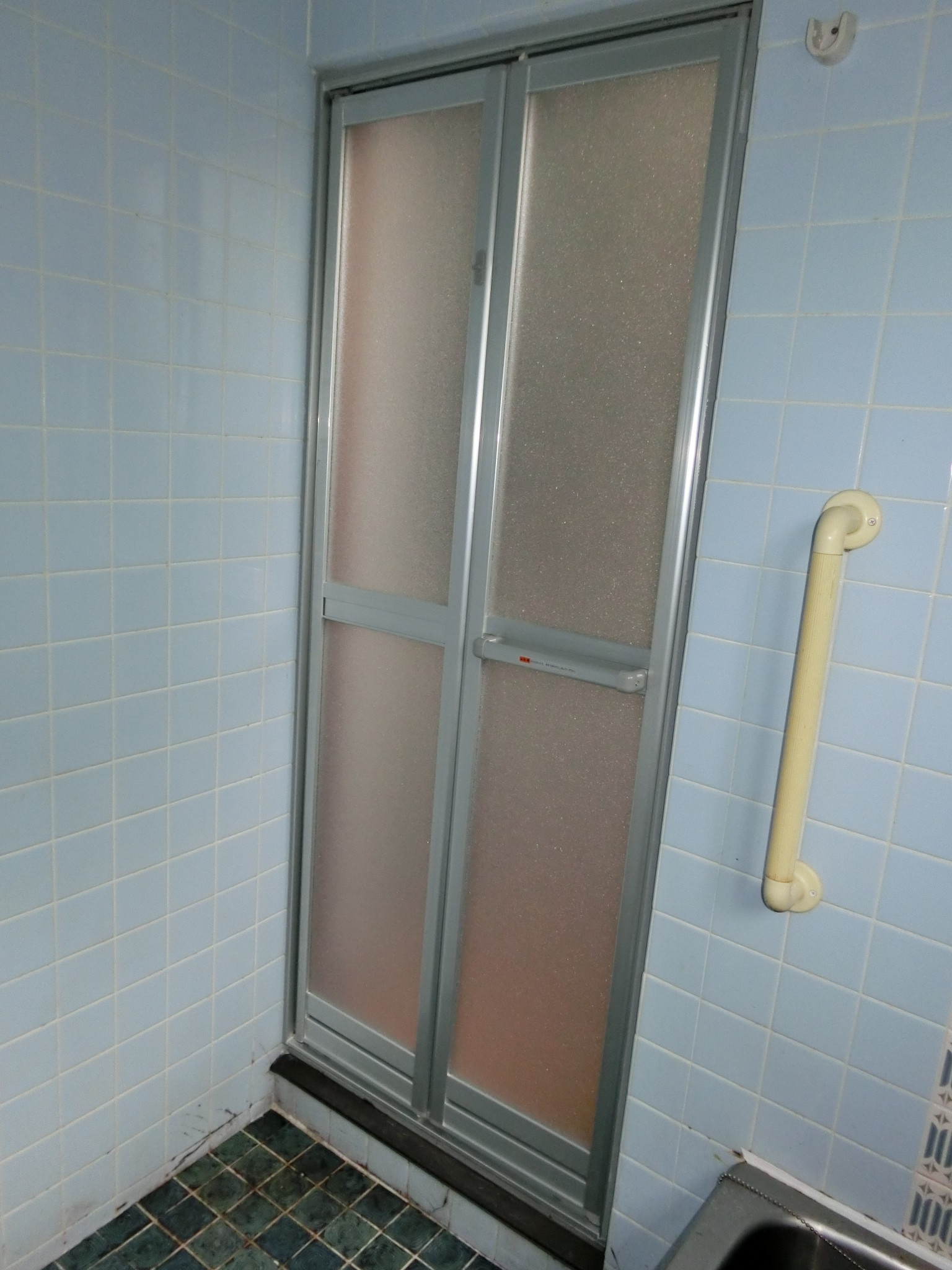 『シーン・ホーム・ファクトリー』リフォーム日記^0^カバー工法で浴室中折ドア交換＜LIXIL（トステム）SF型＞ livedoor