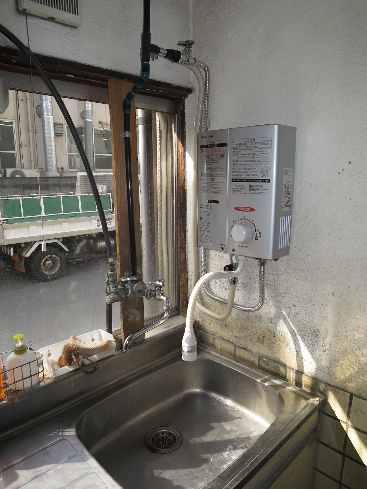 瞬間湯沸し器新設 セット型キッチン交換 シーン ホーム ファクトリー リフォーム日記 0