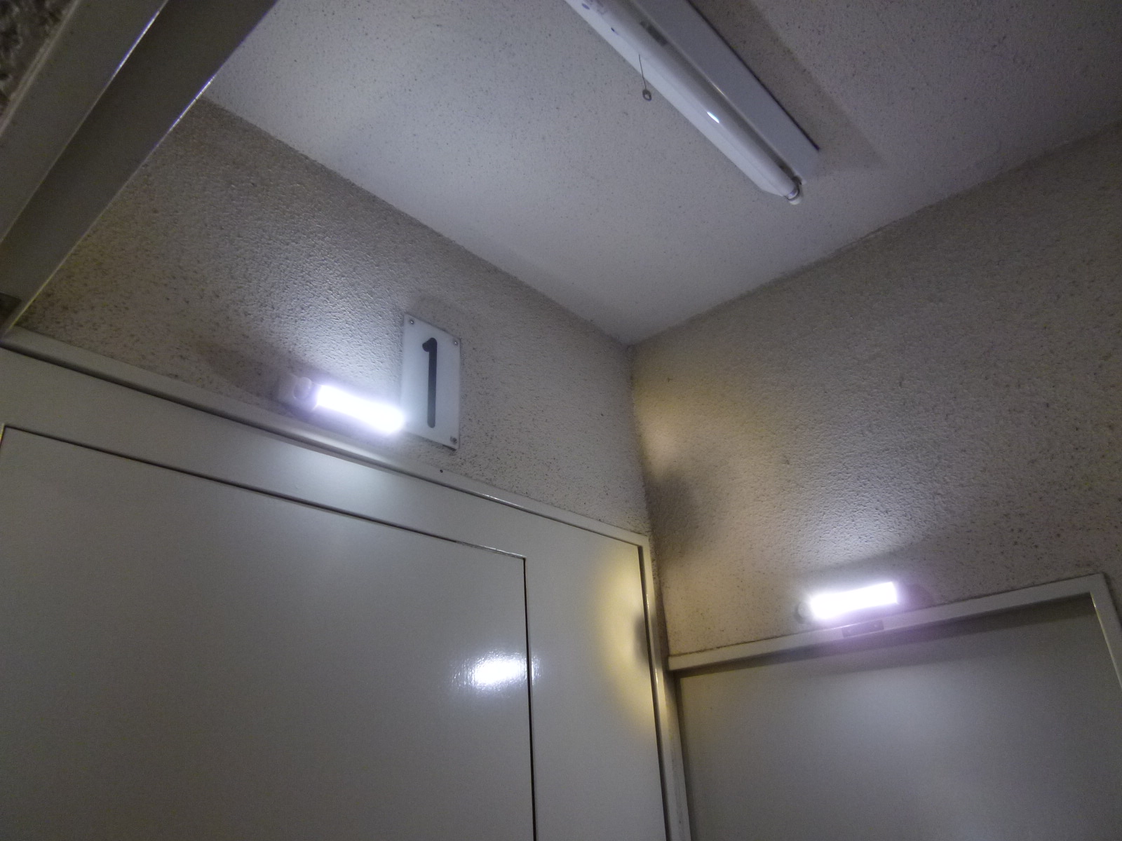 マンション共用部センサーライト取付 シーン ホーム ファクトリー リフォーム日記 0