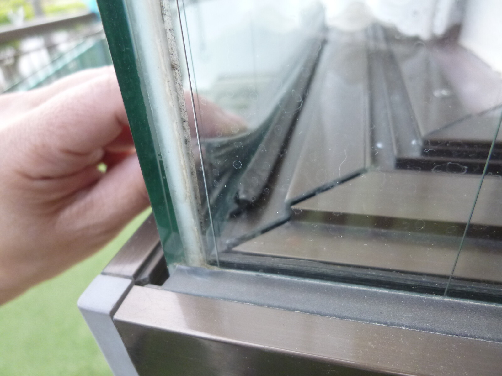 窓ガラスのコーキング工事 シーン ホーム ファクトリー リフォーム日記 0