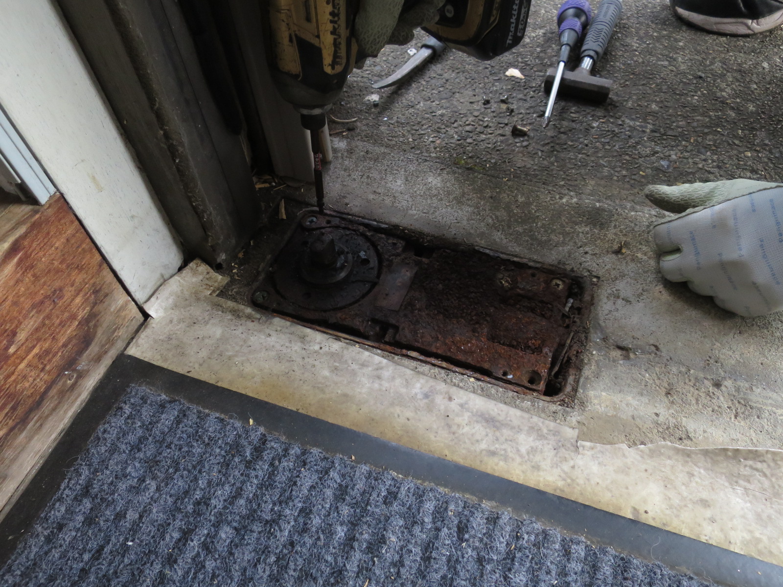 入口サッシュ 撤去中古 床フロアヒンジのタイプ