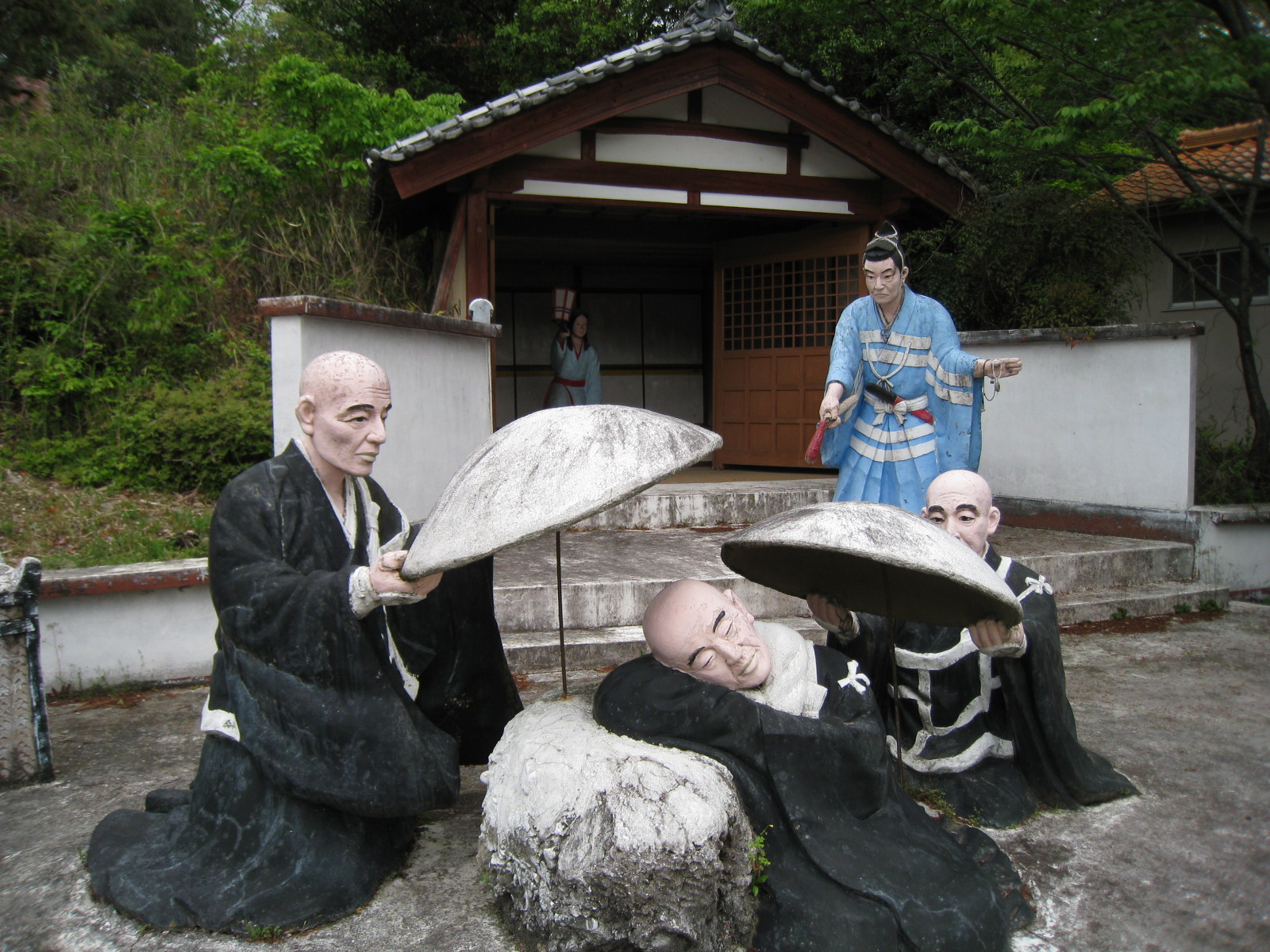 五色園 愛知のタイガーバーム ガーデン 中年とオブジェ