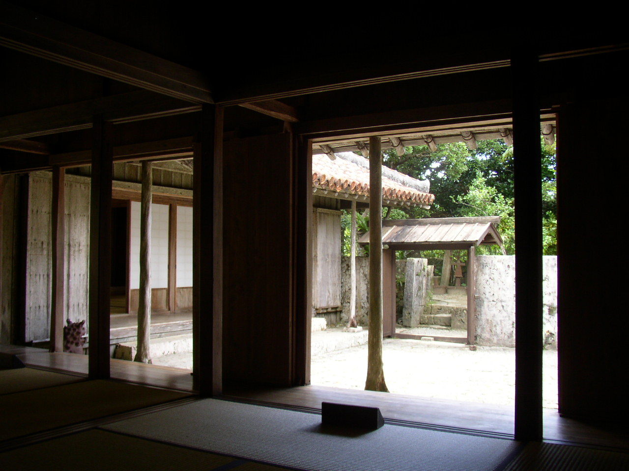 沖縄の古民家 中村家住宅 中年とオブジェ
