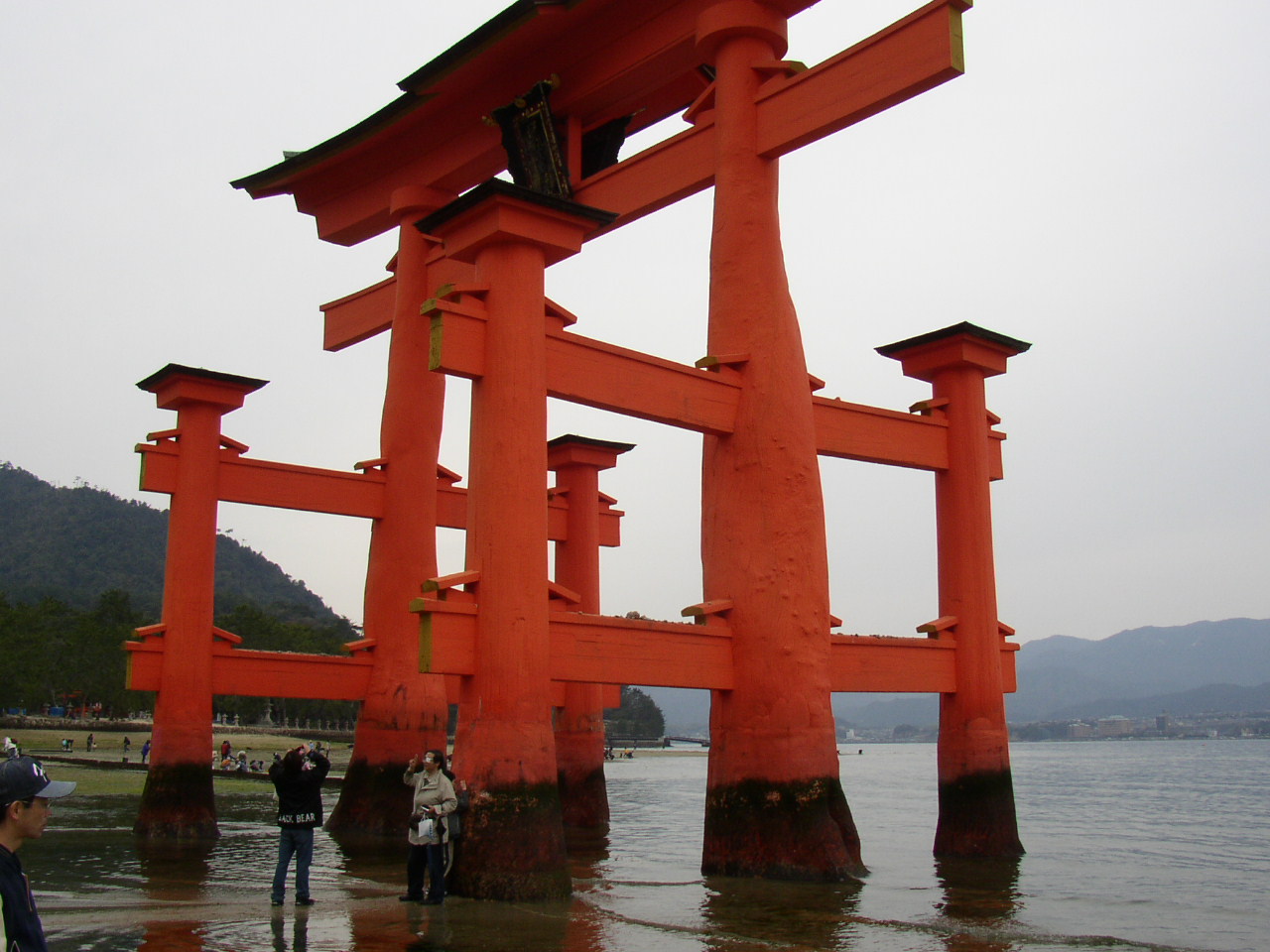引き潮の厳島神社 中年とオブジェ