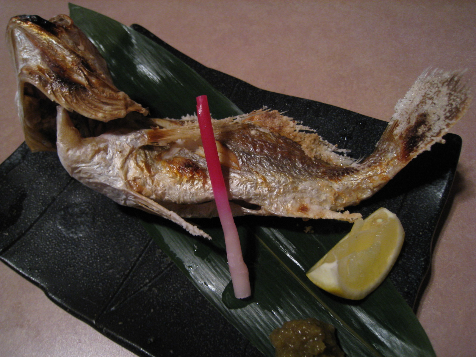 古民家の居酒屋 待家 中年とオブジェ