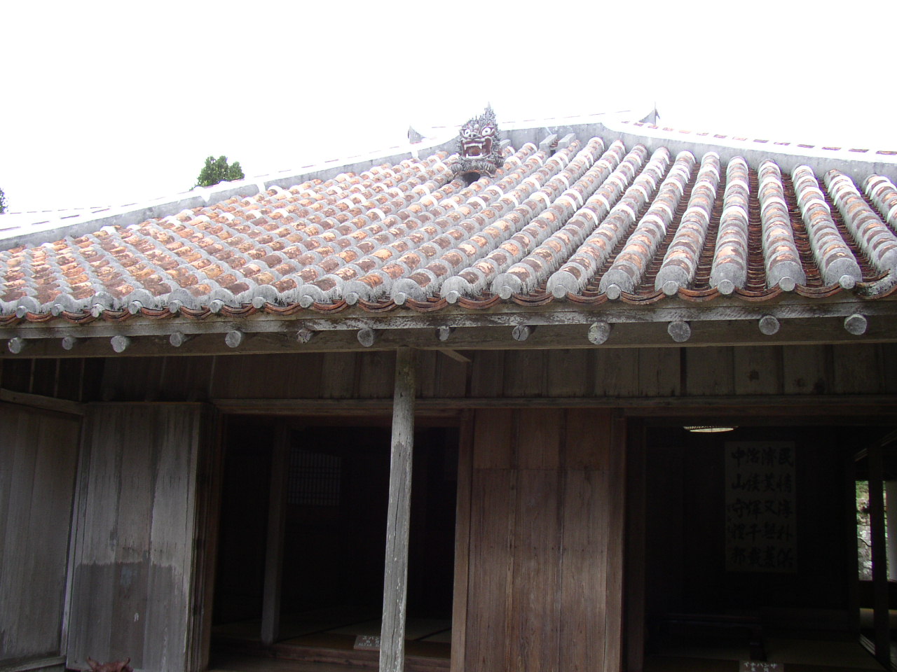 沖縄の古民家 中村家住宅 中年とオブジェ