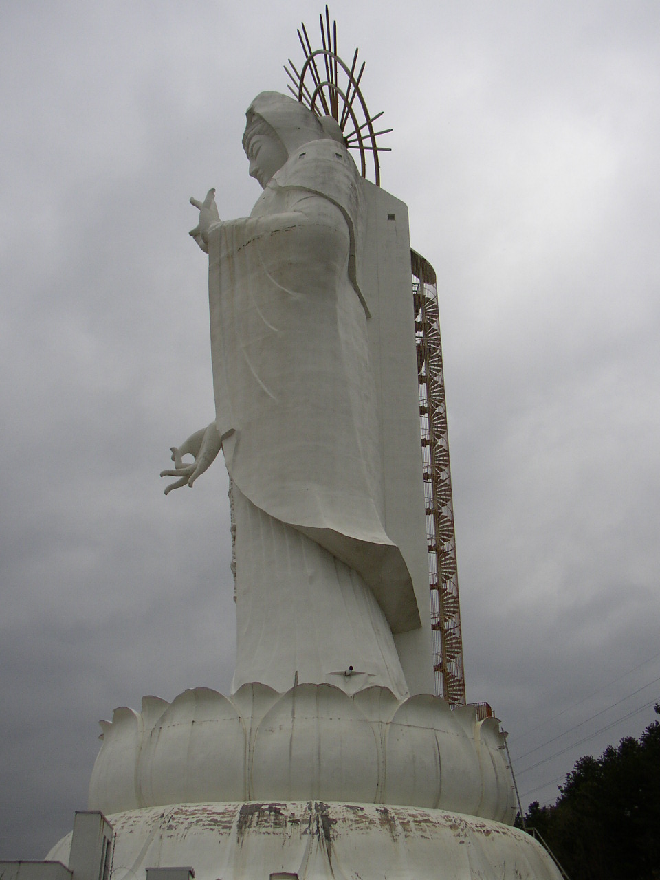 北海道大観音 魅惑の胎内巡り : 中年とオブジェ