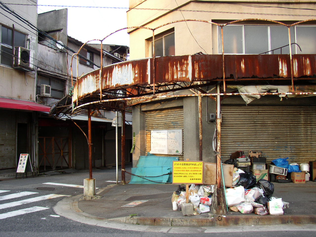 廃墟な街の喫茶店パール 中年とオブジェ