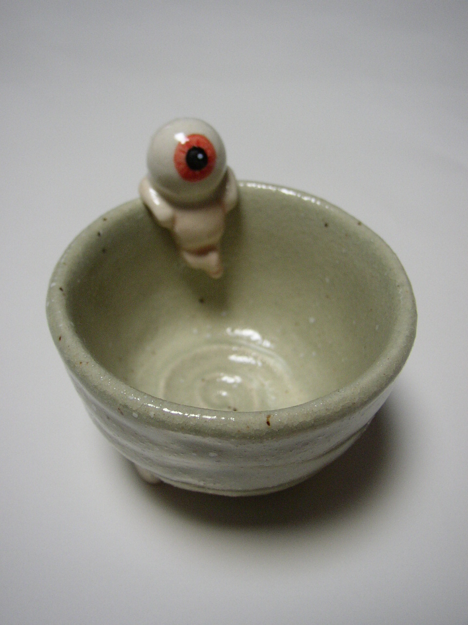 目玉おやじのおちょこ 中年とオブジェ