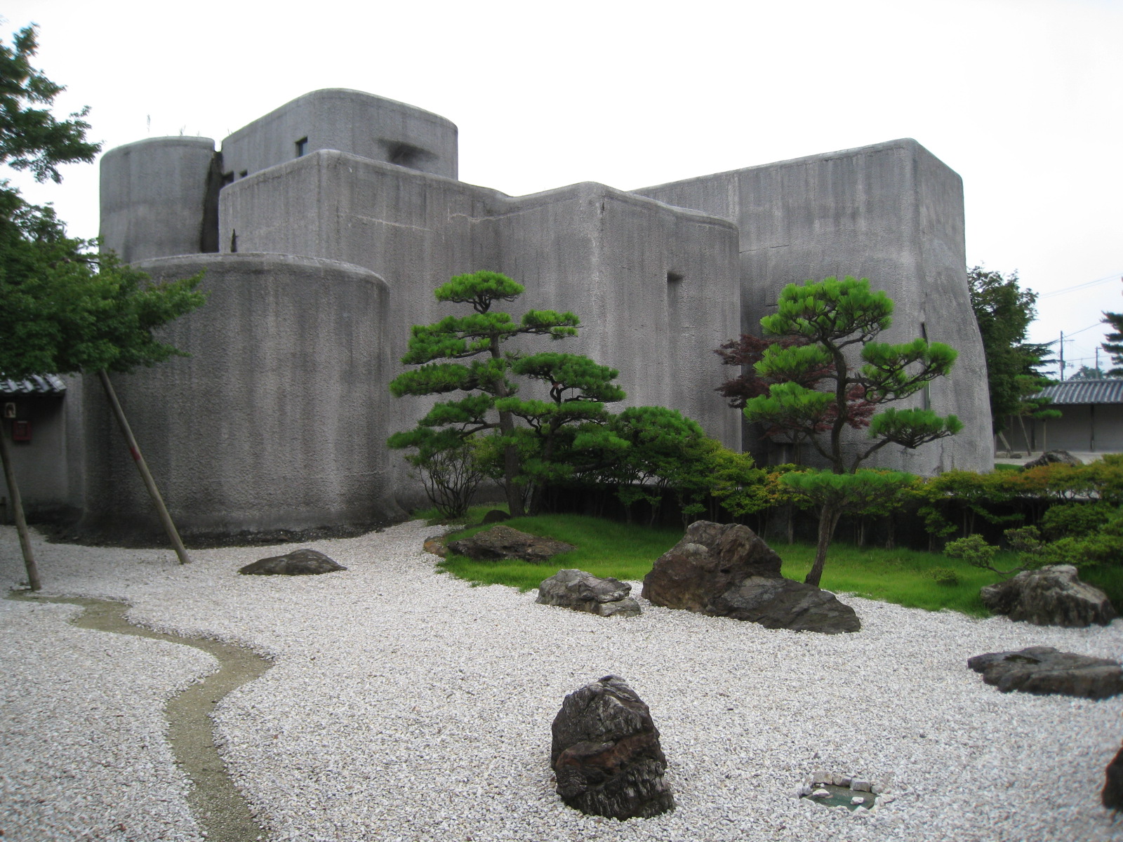 中年とオブジェ                        テツ