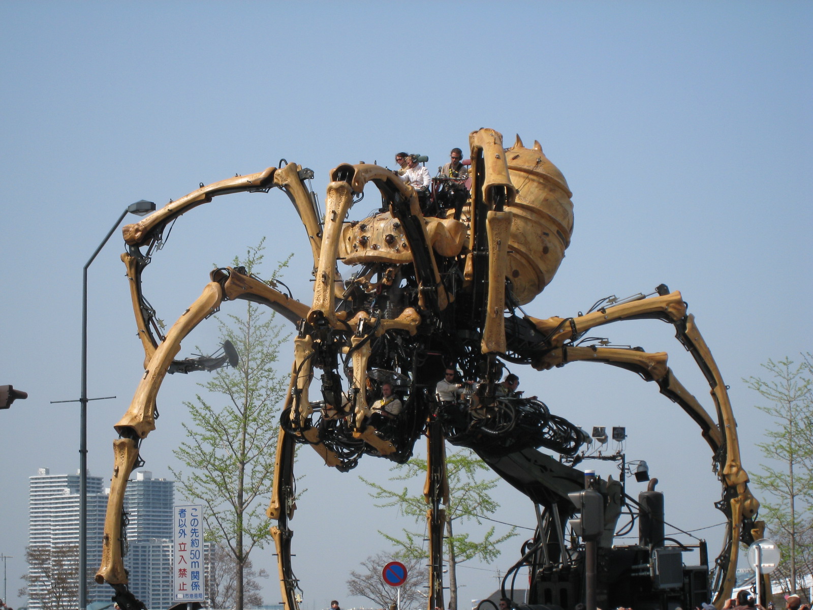 La Machine 巨大グモ横浜に出現 中年とオブジェ
