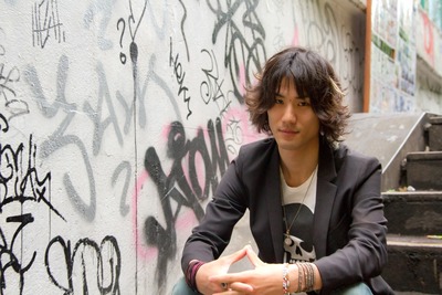 N612_rakugakisaretakabetokochirawomiruikemen_TP_V