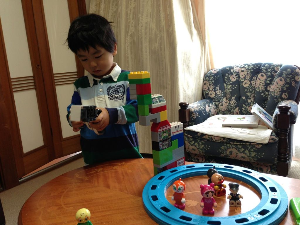 おばあちゃん宅でブロック遊び アンパンマン 新幹線 育児はstep by step