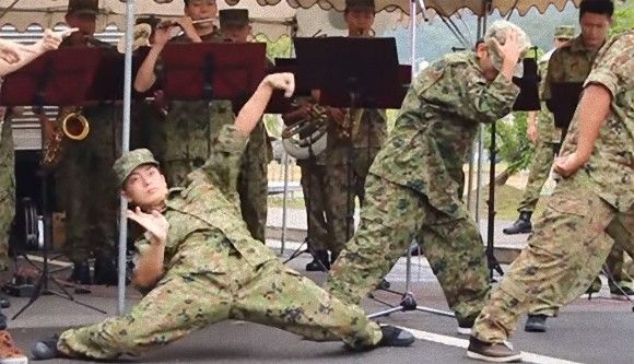 踊る、だと？自衛隊第15普通科連隊の創隊61周年記念行事でまさかの異変！