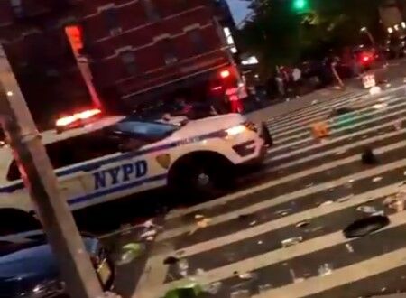 【衝撃】ニューヨークのハーレム、未だこんな無法地帯状態。発砲事件の対応に駆けつけた警察車両にモノを投げつけまくる