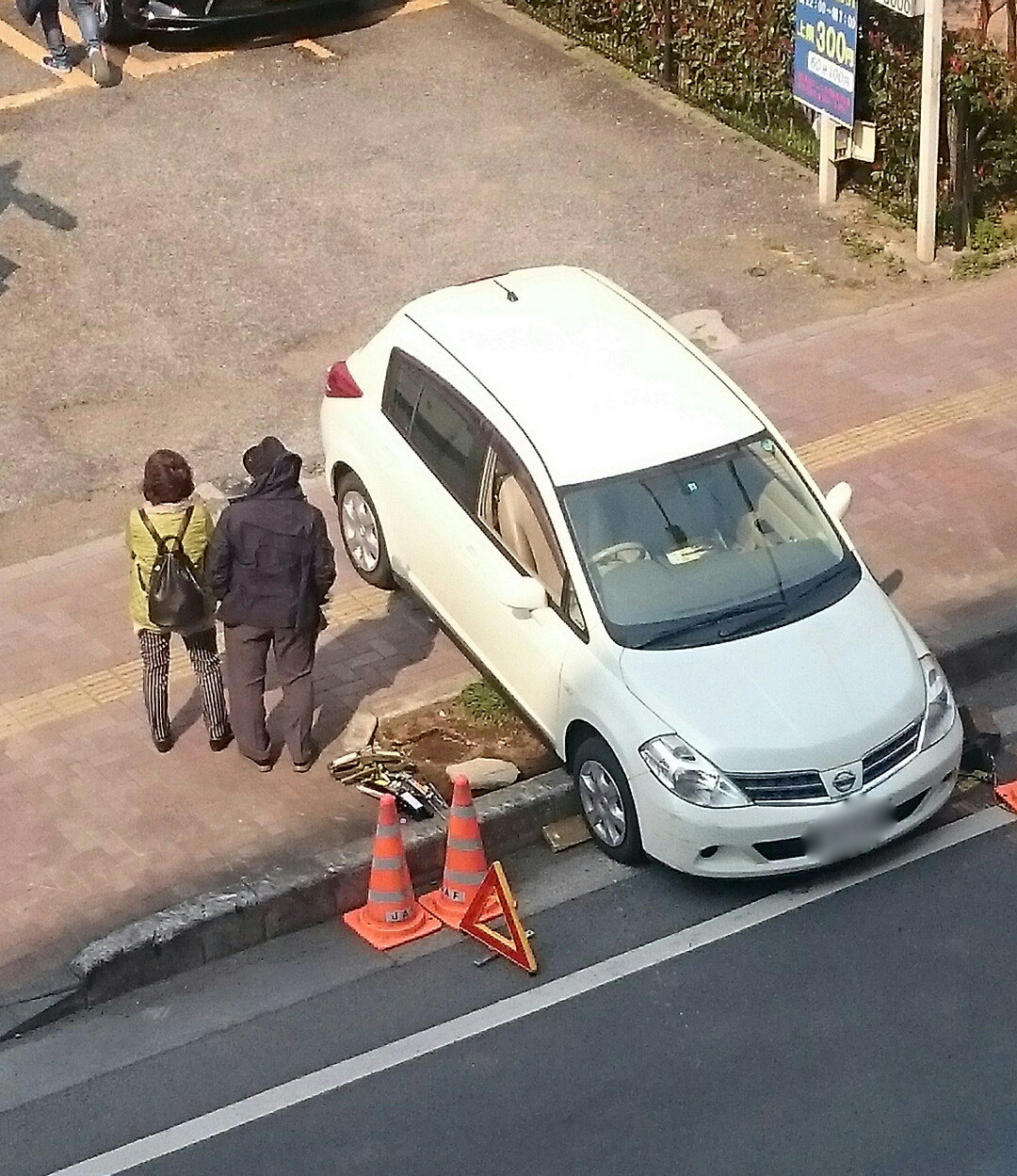 【画像】老人さん、初歩的な運転ミスを犯すｗｗｗ