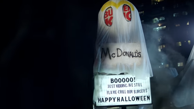 【ハロウィン】NYのバーガーキング、店舗丸ごとマクドナルドに仮装する荒技に出る