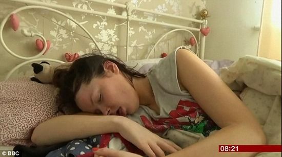 【画像】奇病「眠れる森の美女症候群」に苦しむ女性…