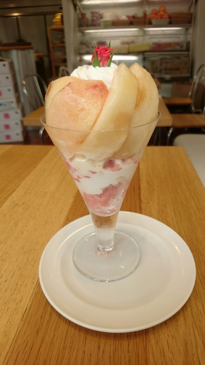 あと2 3日はあるらしい 桃のパフェ 横浜水信 晴れ後時々sweets